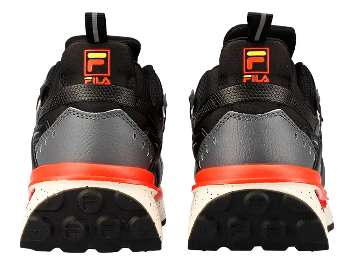 Tenis deportivos FILA en colores gris, negro y rojo con suela blanca moteada.