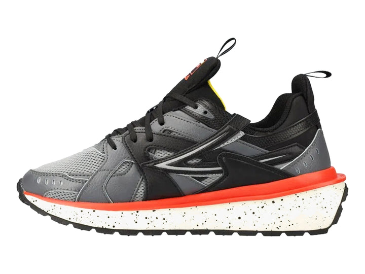 Tenis deportivos FILA en colores gris, negro y rojo con suela blanca moteada.
