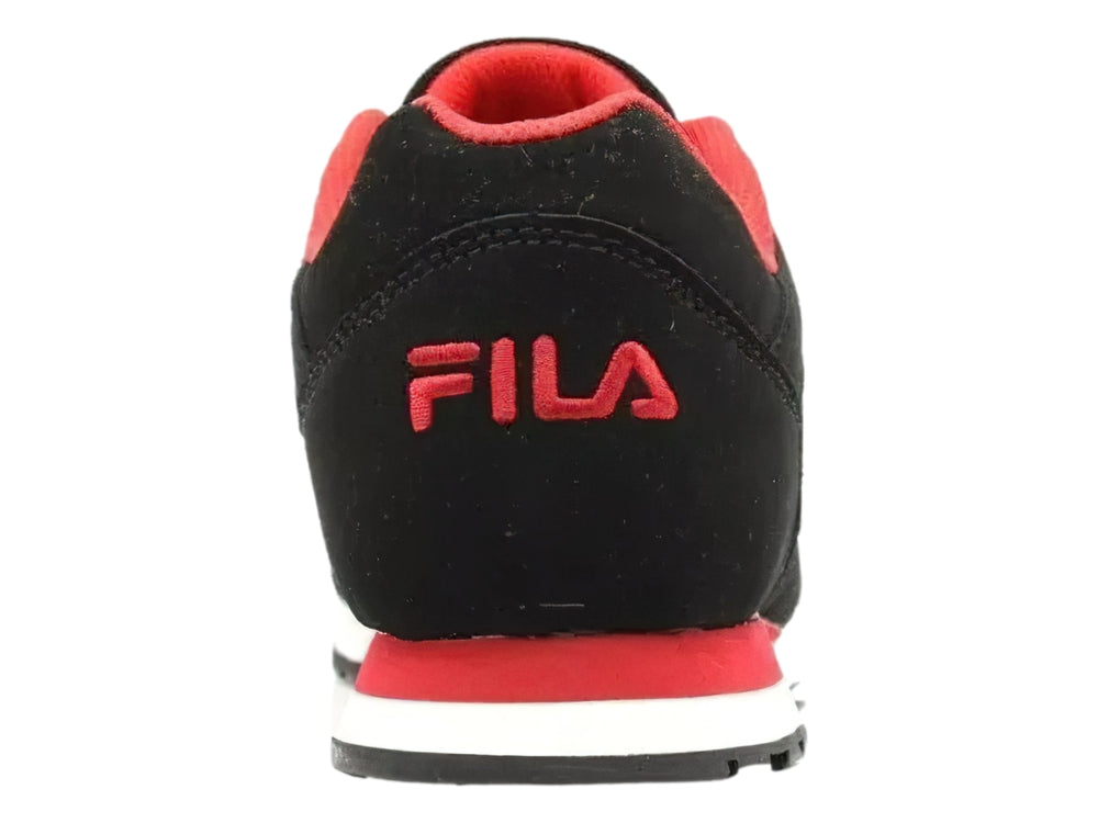 Tenis deportivos FILA color negro con detalles en rojo y blanco.