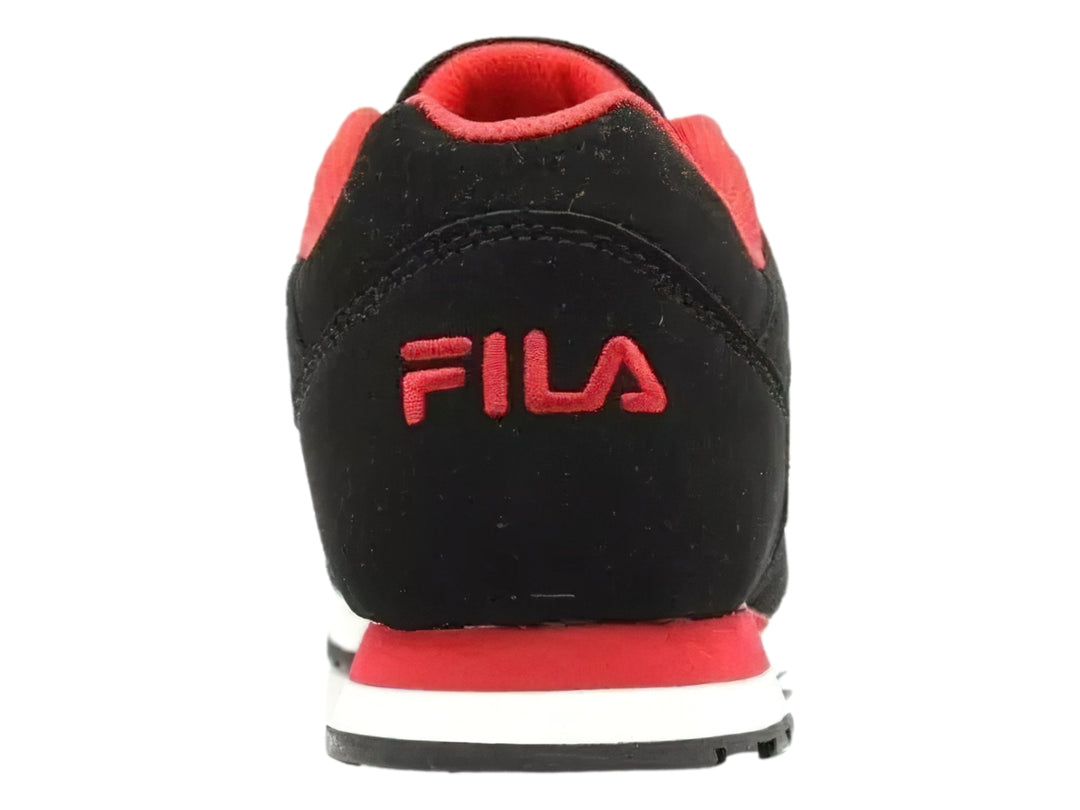 Tenis deportivos FILA color negro con detalles en rojo y blanco.