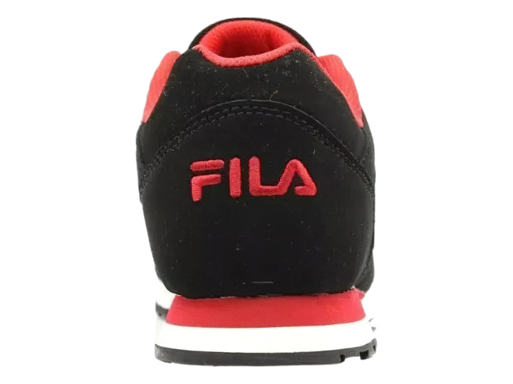 Tenis deportivos FILA color negro con detalles en rojo y blanco.