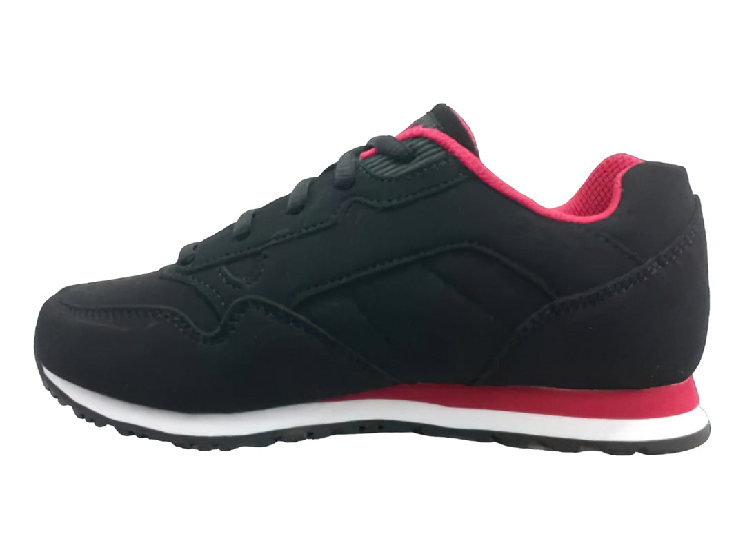 Tenis deportivos FILA color negro con detalles en rojo y blanco.