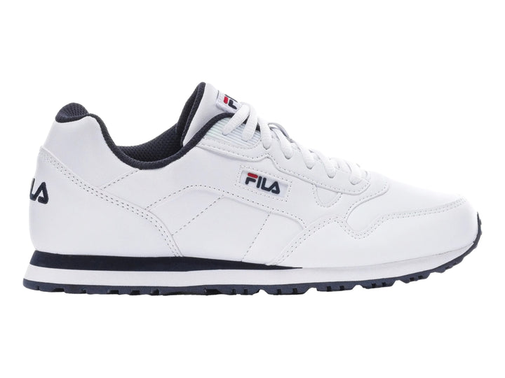 Tenis deportivos FILA de color blanco con suela azul marino y detalles en rojo.