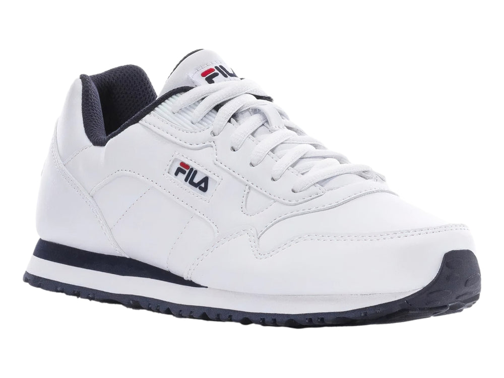 Tenis deportivos FILA de color blanco con suela azul marino y detalles en rojo.