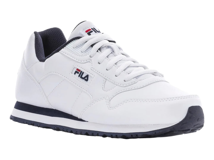 Tenis deportivos FILA de color blanco con suela azul marino y detalles en rojo.