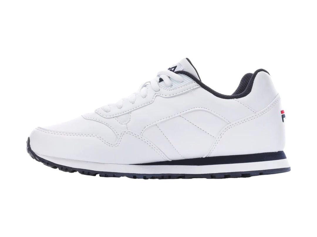 Tenis deportivos FILA de color blanco con suela azul marino y detalles en rojo.