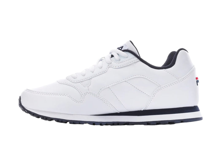 Tenis deportivos FILA de color blanco con suela azul marino y detalles en rojo.