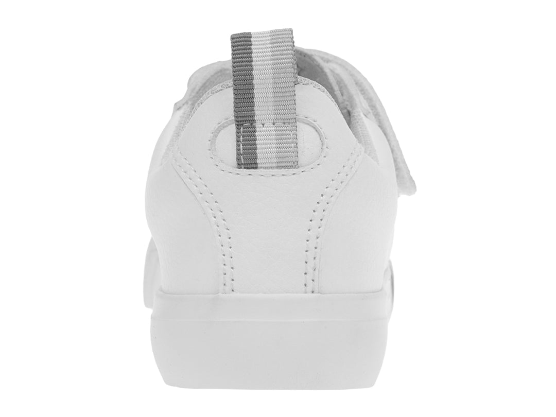 Tenis blancos K-Swiss para Niño o Niña con cierre de correa y agujetas.