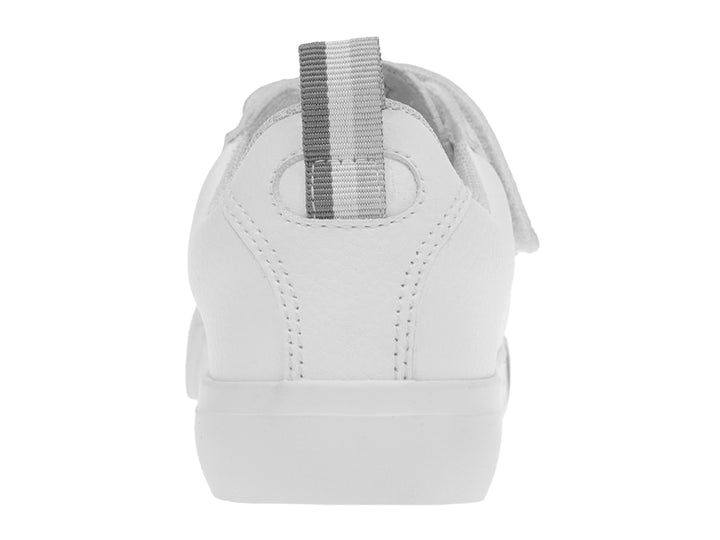 Tenis blancos K-Swiss para Niño o Niña con cierre de correa y agujetas.