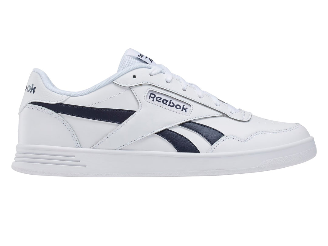 Tenis Reebok blancos con detalles en azul marino y suela blanca.