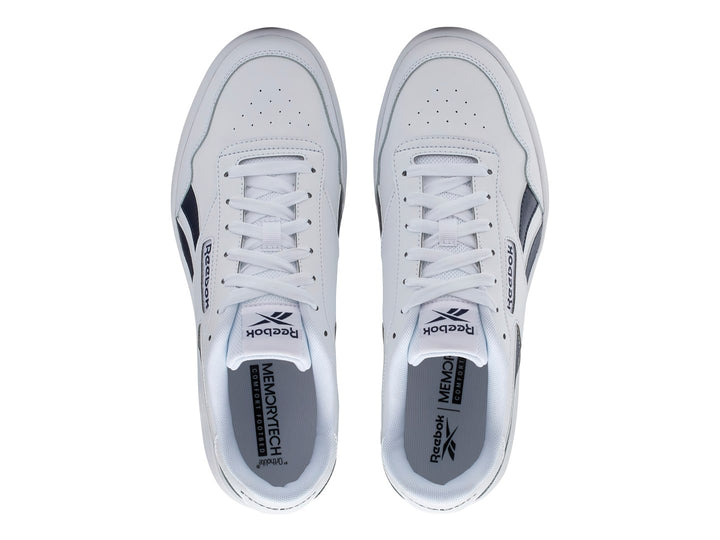 Tenis Reebok blancos con detalles en azul marino y suela blanca.