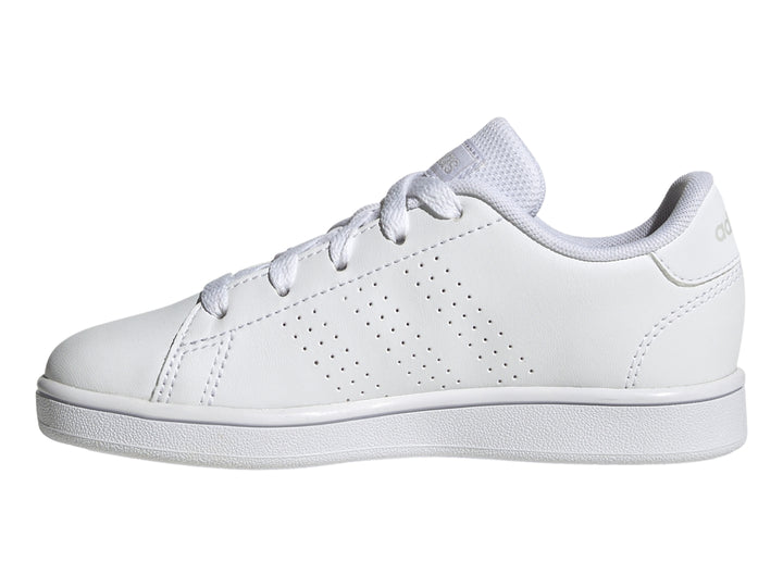 Tenis Adidas Advantage K color blanco con rayas laterales perforadas y suela plana blanca.