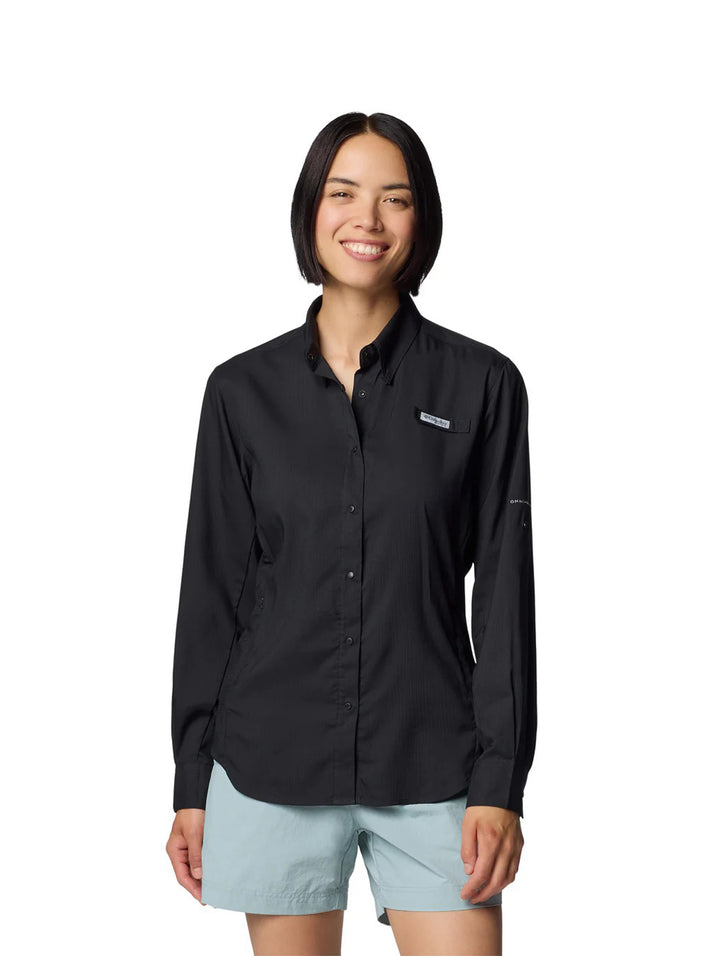 Mujer vistiendo una camisa Columbia PFG de manga larga en color negro.