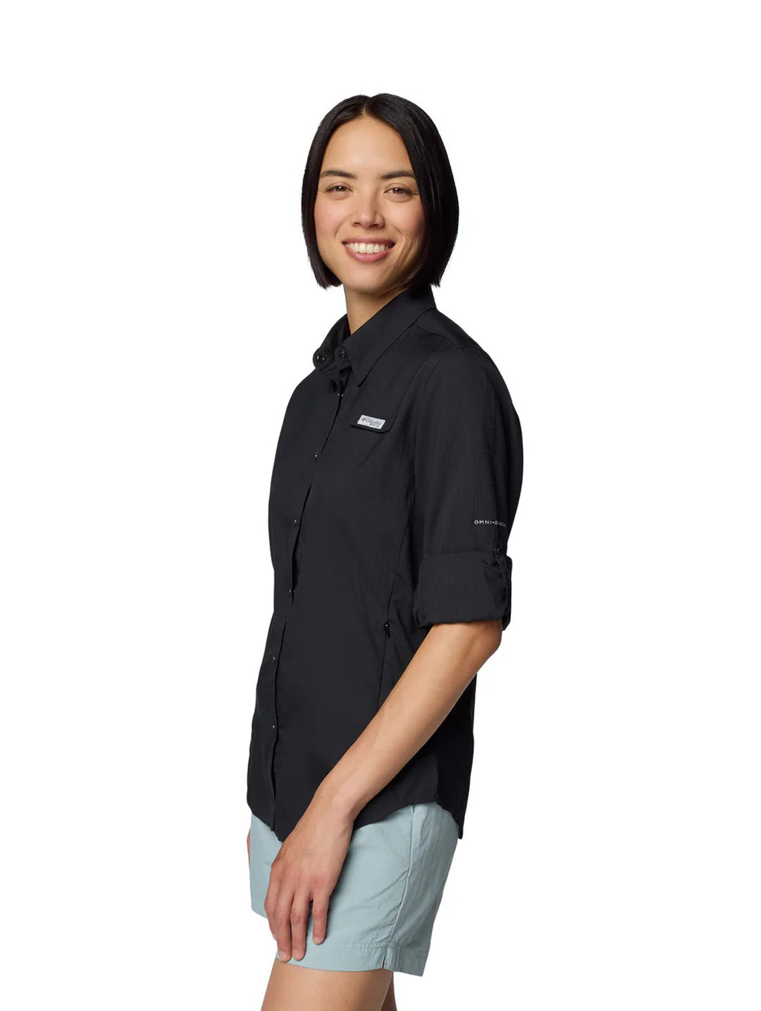 Mujer vistiendo una camisa Columbia PFG de manga larga en color negro.