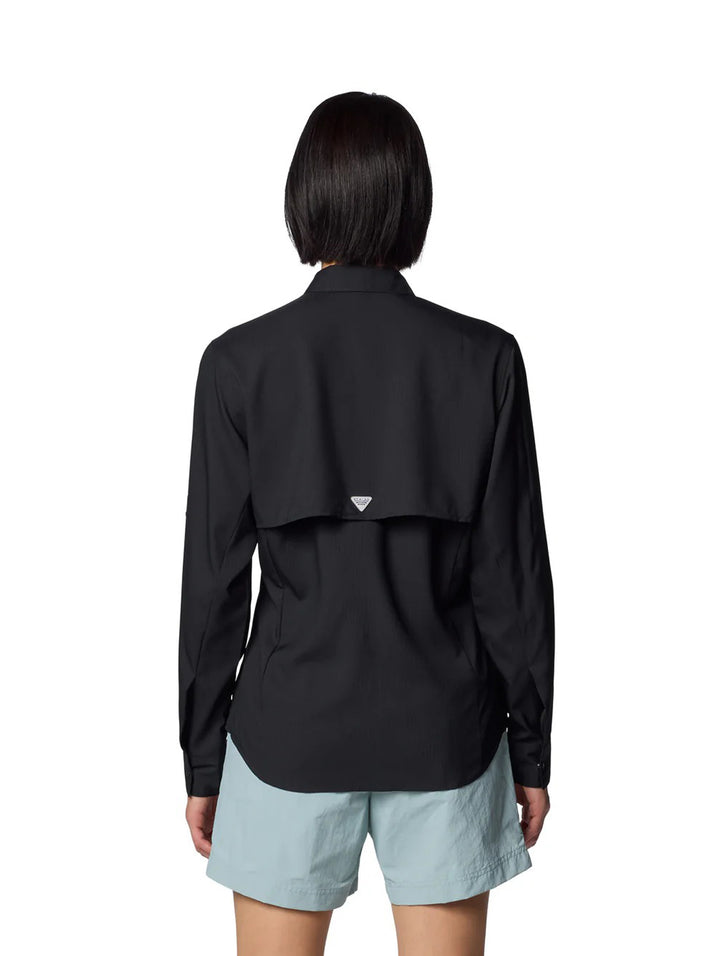 Mujer vistiendo una camisa Columbia PFG de manga larga en color negro.