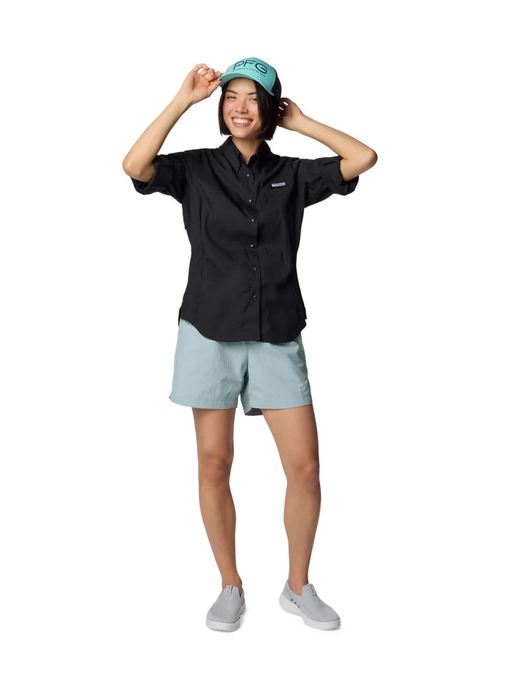 Mujer vistiendo una camisa Columbia PFG de manga larga en color negro.
