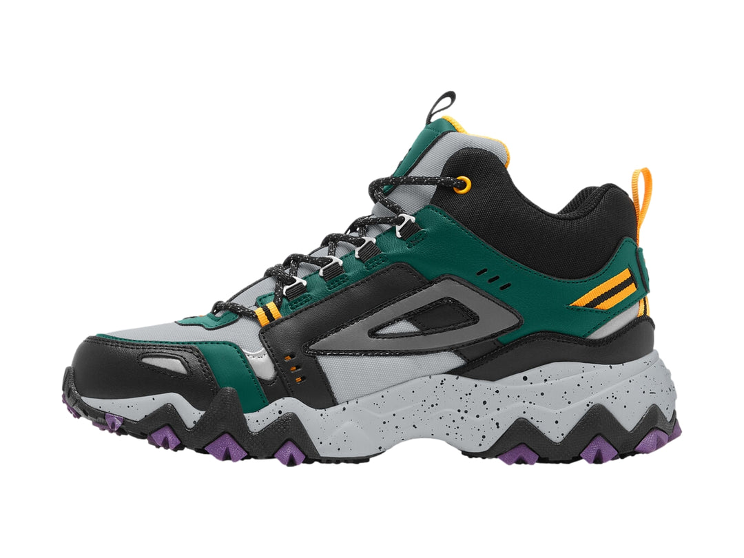 Tenis FILA Oakmont TR Mid en colores verde, negro y gris con suela robusta púrpura y detalles dorados.
