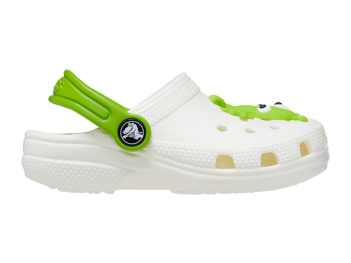 Zueco Crocs blanco con correa y detalle de alien verde en la parte superior.