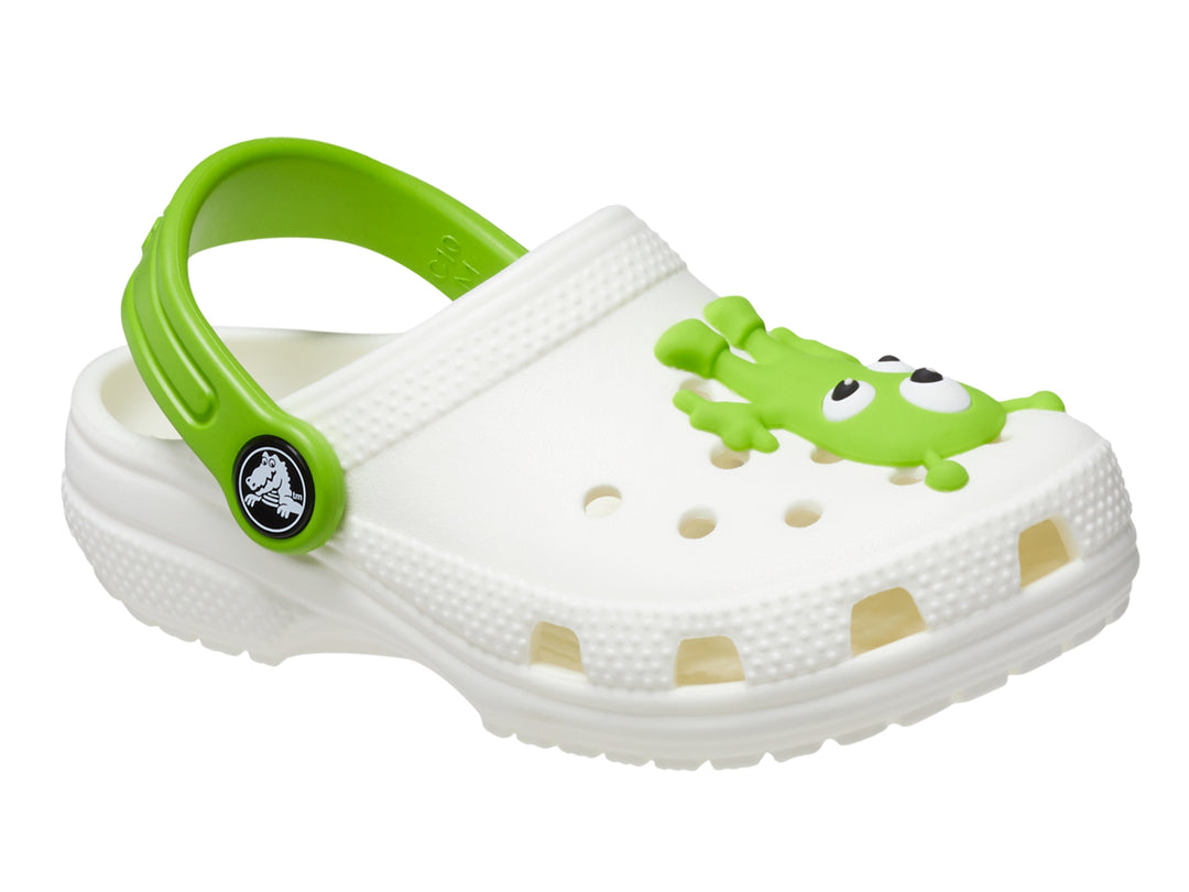 Zueco Crocs blanco con correa y detalle de alien verde en la parte superior.