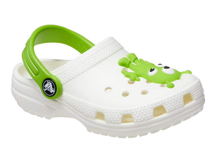 Zueco Crocs blanco con correa y detalle de alien verde en la parte superior.