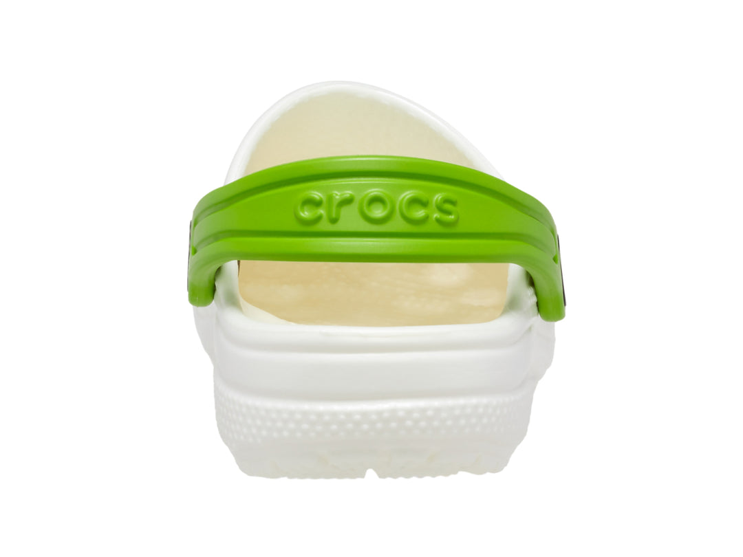 Zueco Crocs blanco con correa y detalle de alien verde en la parte superior.