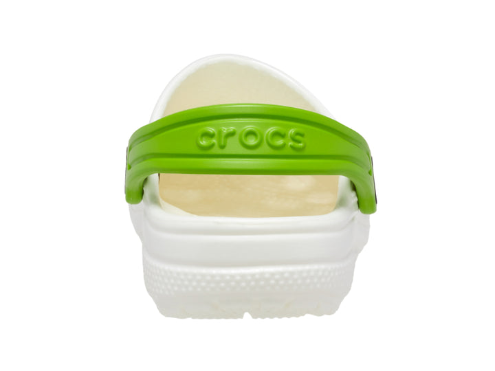 Zueco Crocs blanco con correa y detalle de alien verde en la parte superior.