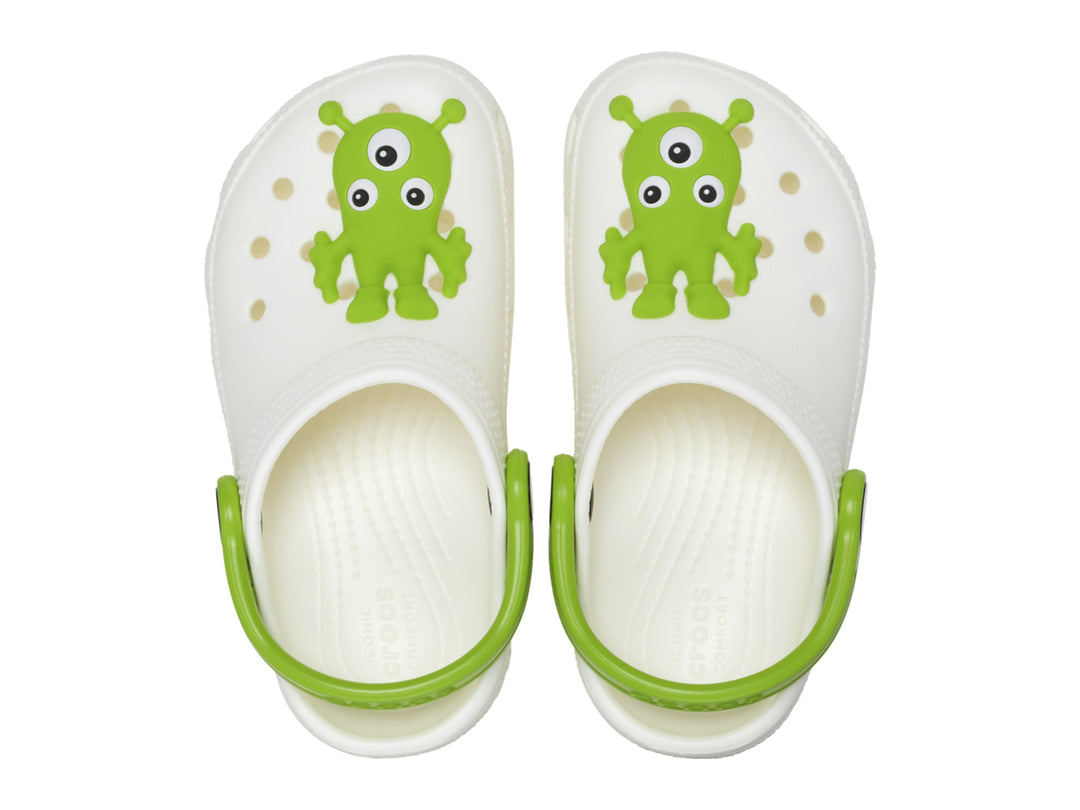 Zueco Crocs blanco con correa y detalle de alien verde en la parte superior.