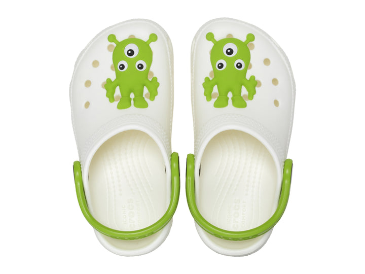 Zueco Crocs blanco con correa y detalle de alien verde en la parte superior.