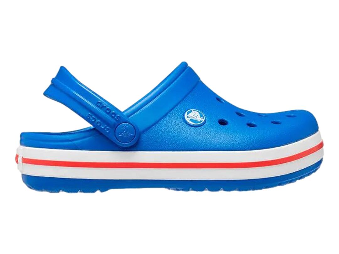 Zuecos Crocs para niños color azul con franjas blancas y rojas en la suela.