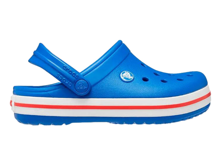 Zuecos Crocs para niños color azul con franjas blancas y rojas en la suela.
