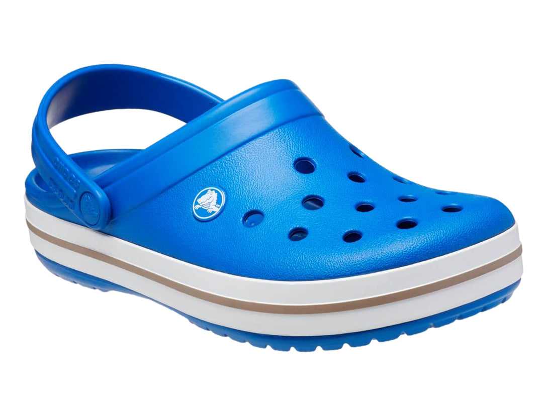Zuecos Crocs para niños color azul con franjas blancas y rojas en la suela.
