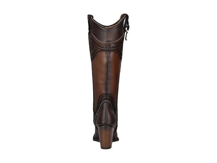 Bota vaquera de cuero color chocolate con bordados decorativos y tacón