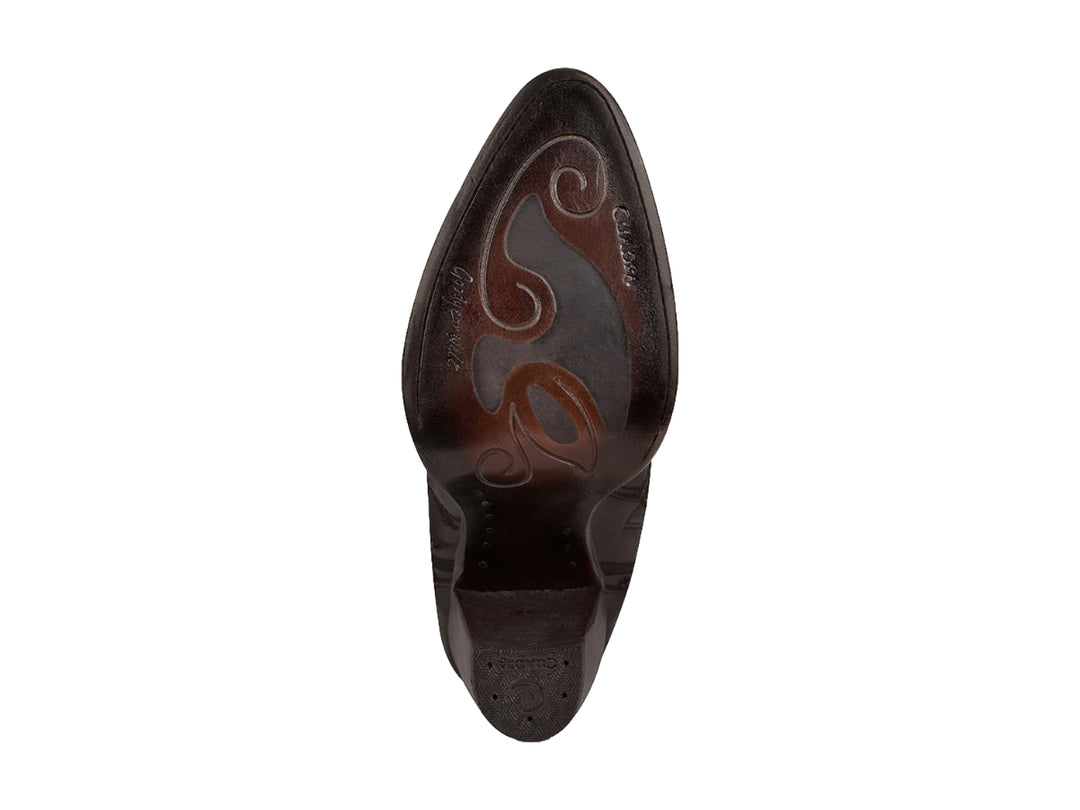 Bota vaquera de cuero color chocolate con bordados decorativos y tacón