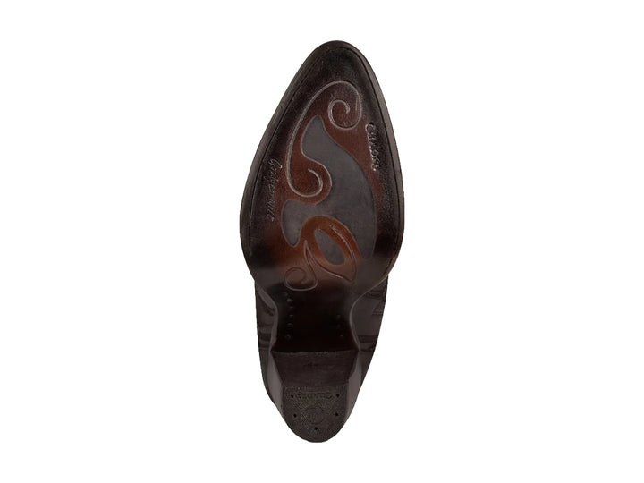 Bota vaquera de cuero color chocolate con bordados decorativos y tacón