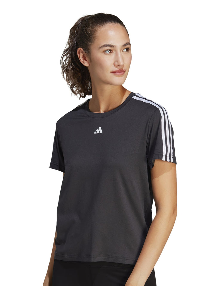 Mujer vistiendo playera deportiva Adidas color negro con tres franjas blancas en los hombros y logo frontal blanco.