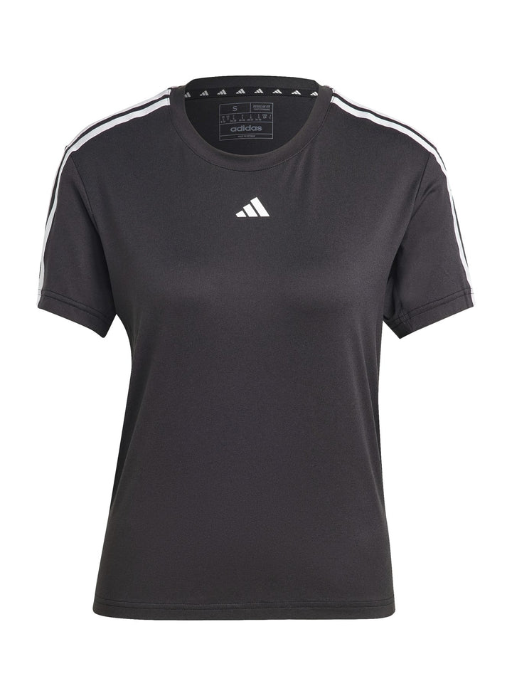 Mujer vistiendo playera deportiva Adidas color negro con tres franjas blancas en los hombros y logo frontal blanco.