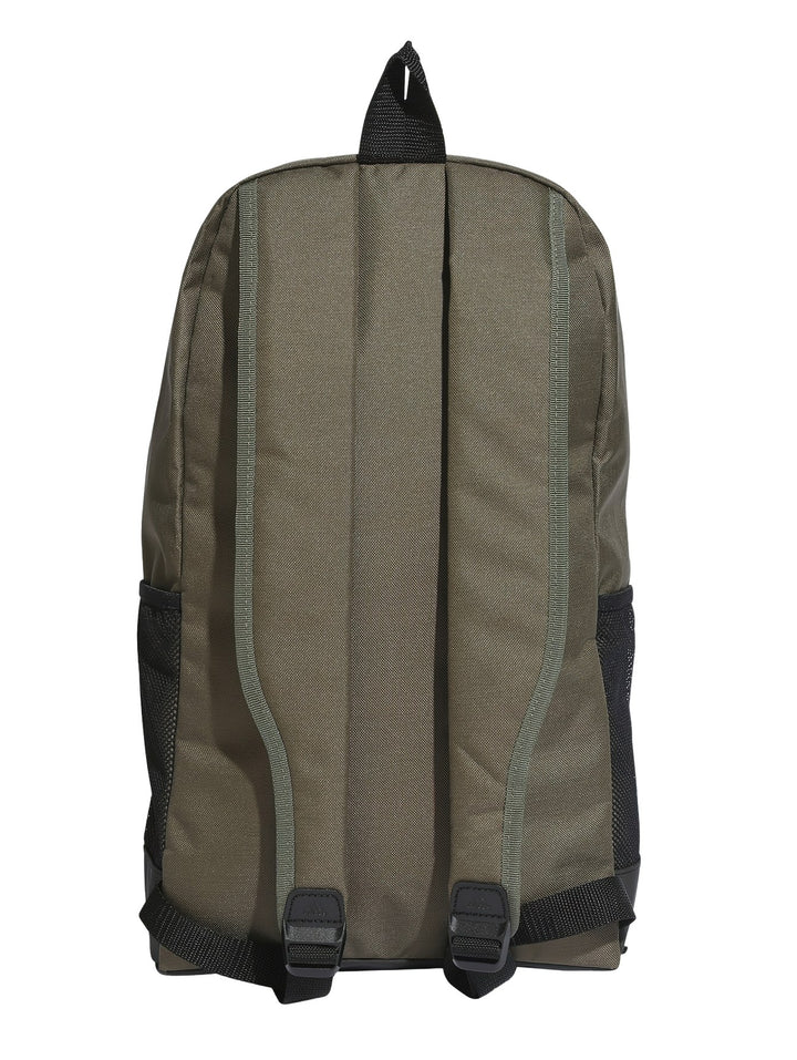 Mochila Adidas color oliva con logotipo blanco vertical y base negra.