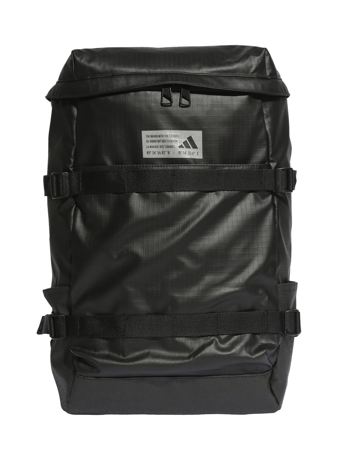 Mochila Adidas color negro con correas horizontales y logotipo frontal sobre fondo blanco.