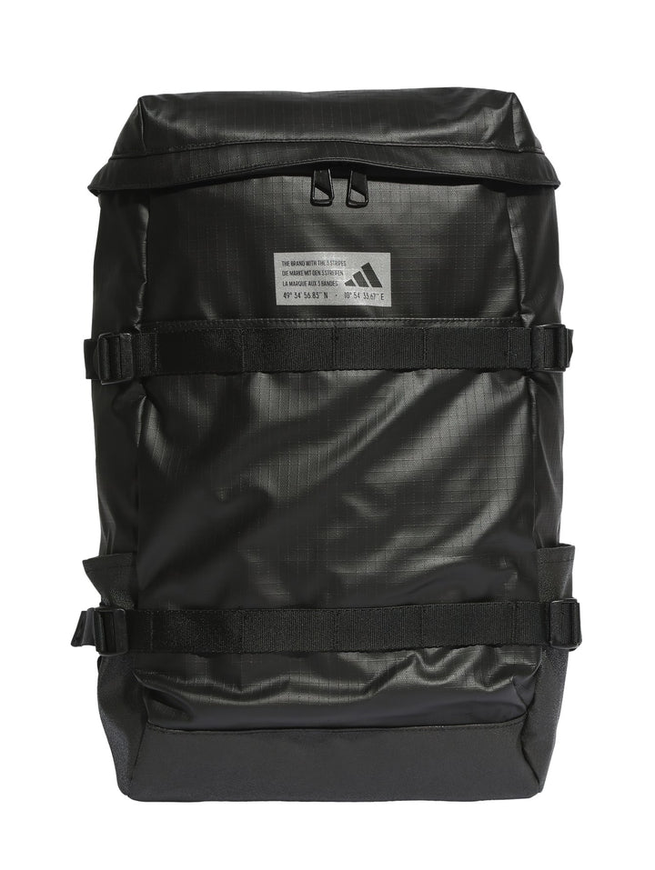 Mochila Adidas color negro con correas horizontales y logotipo frontal sobre fondo blanco.