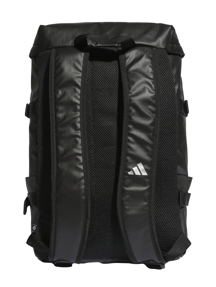 Mochila Adidas color negro con correas horizontales y logotipo frontal sobre fondo blanco.