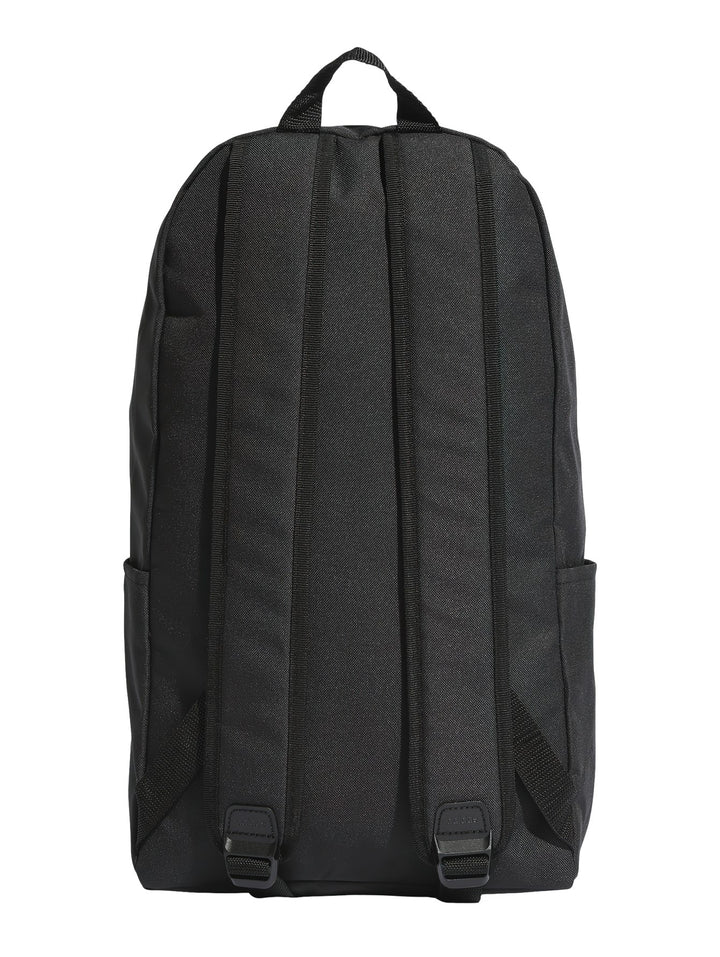 Mochila deportiva Adidas de color negro con logotipo blanco en la parte inferior frontal.