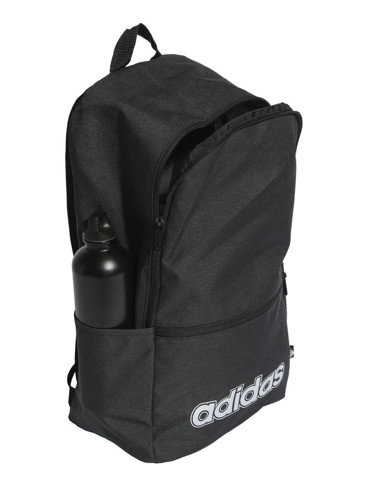 Mochila deportiva Adidas de color negro con logotipo blanco en la parte inferior frontal.