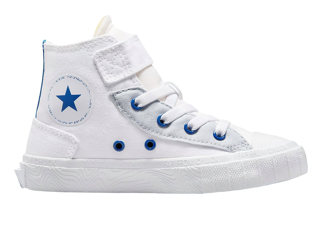 Tenis Converse blancos de bota con detalles en azul y cierre de velcro.