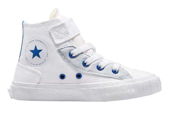 Tenis Converse blancos de bota con detalles en azul y cierre de velcro.