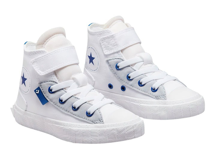 Tenis Converse blancos de bota con detalles en azul y cierre de velcro.