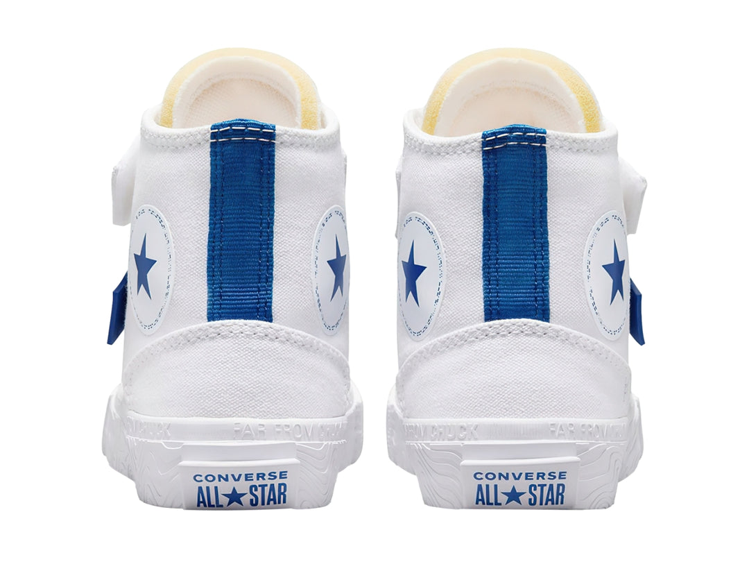 Tenis Converse blancos de bota con detalles en azul y cierre de velcro.