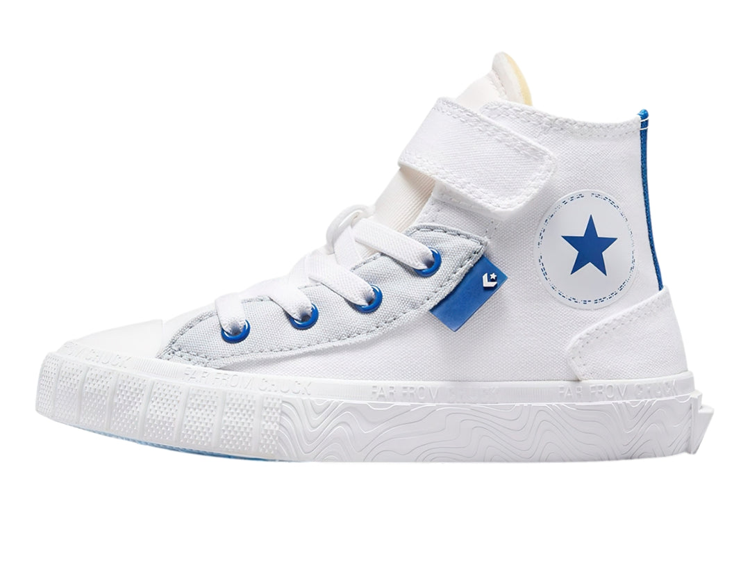 Tenis Converse blancos de bota con detalles en azul y cierre de velcro.