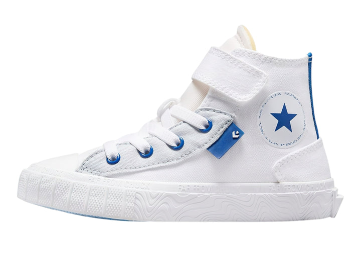 Tenis Converse blancos de bota con detalles en azul y cierre de velcro.