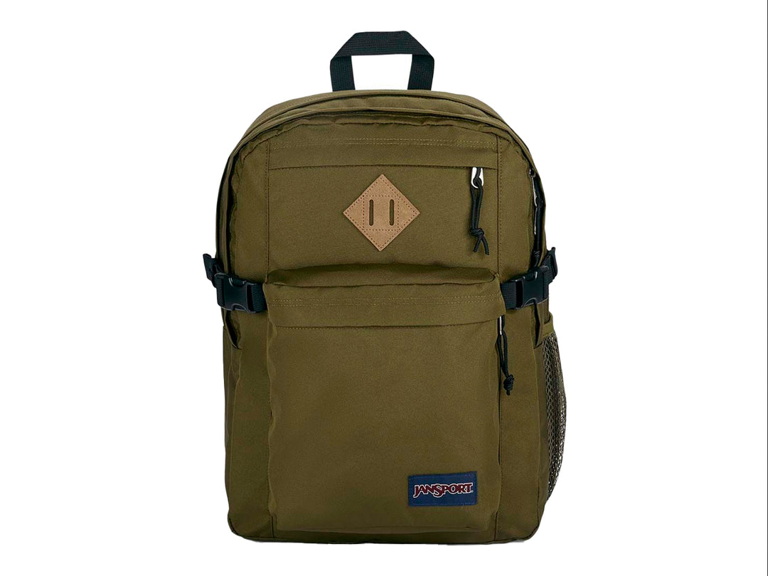 Mochila JanSport Main Campus en color verde oliva con detalles en negro y un parche decorativo café.