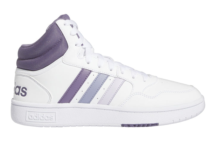 Tenis Adidas Hoops 3.0 Mid color blanco con detalles en morado.
